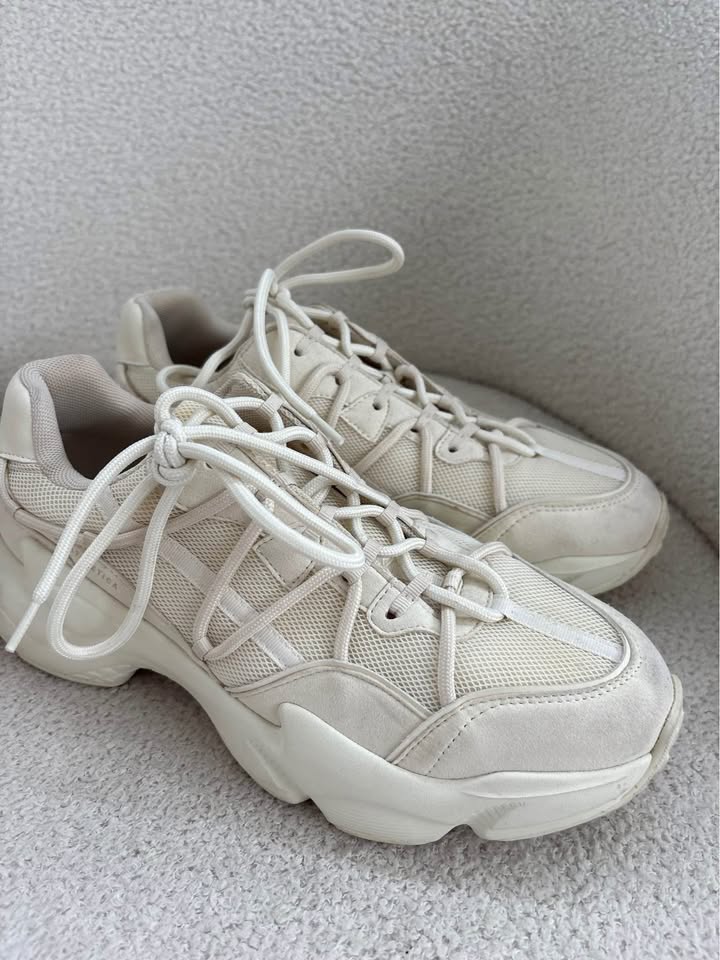 Aje Athletica Runners - size 40