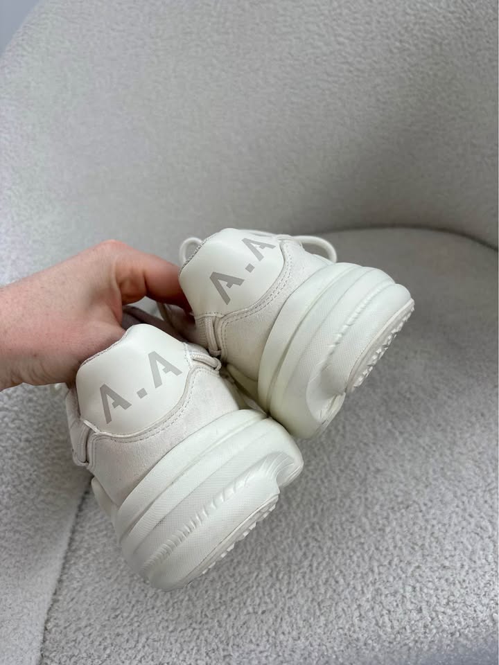 Aje Athletica Runners - size 40
