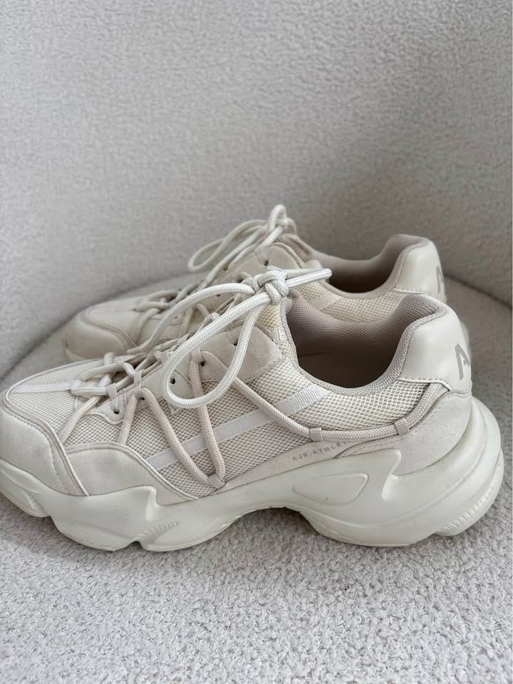 Aje Athletica Runners - size 40