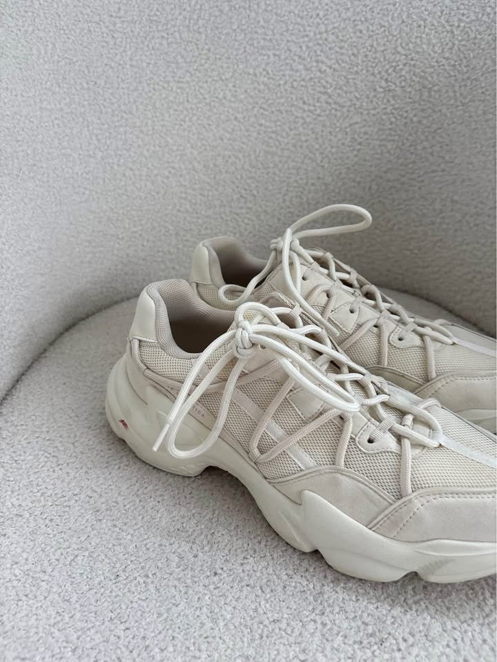 Aje Athletica Runners - size 40