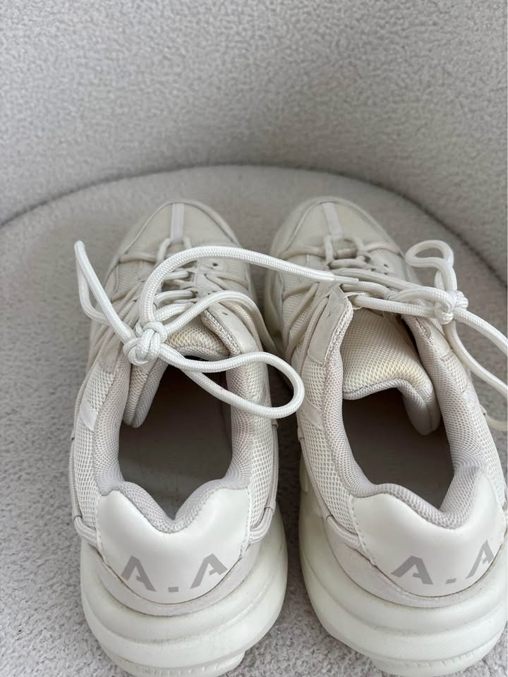 Aje Athletica Runners - size 40