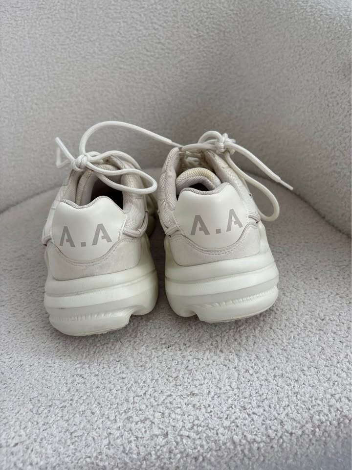 Aje Athletica Runners - size 40