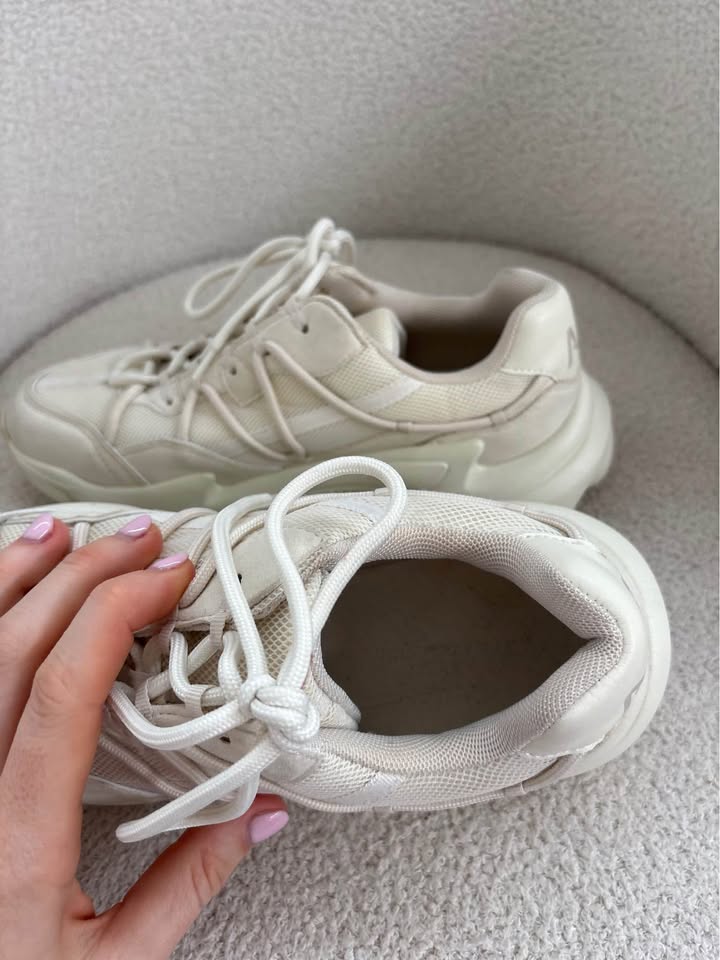 Aje Athletica Runners - size 40