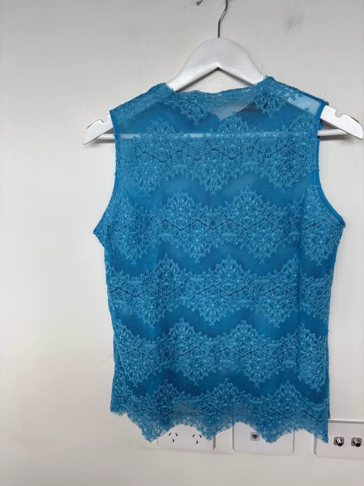 DEERING Lace Top - size large