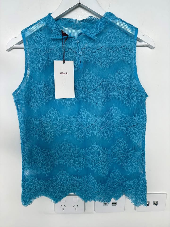 DEERING Lace Top - size large