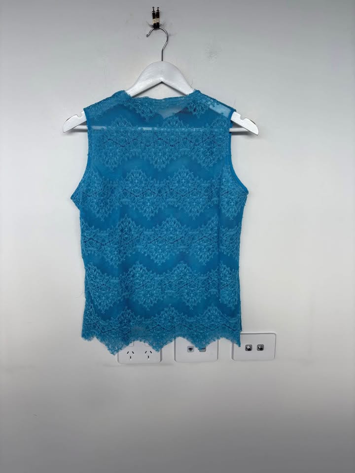 DEERING Lace Top - size large