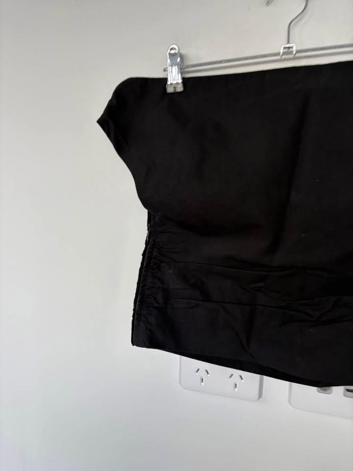 Henne Black Top - Size 4