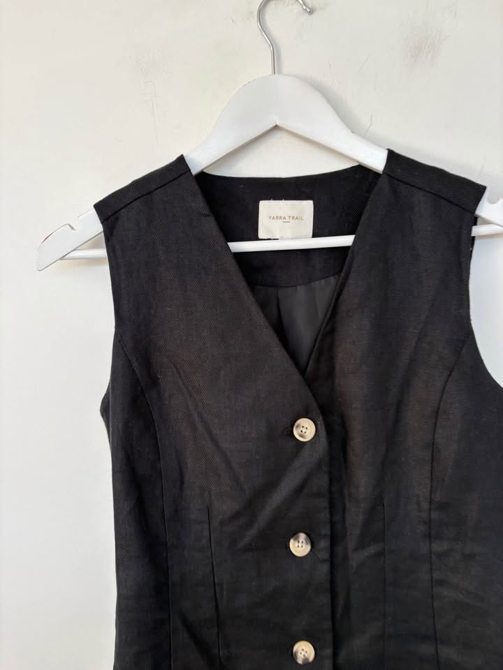 Yarra Trail Black Vest - Size 8