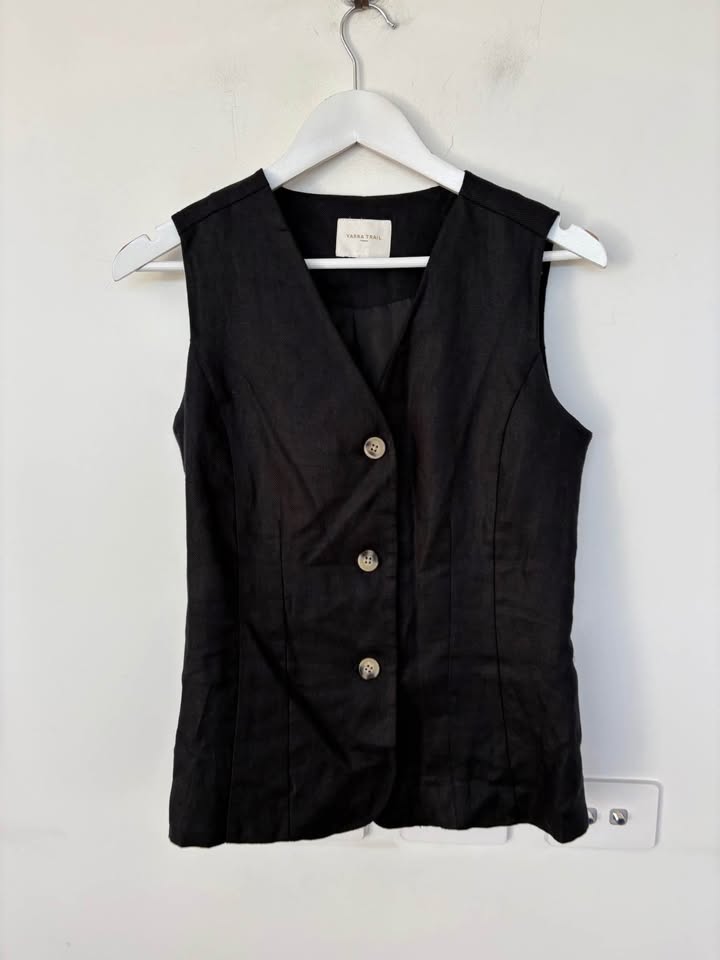 Yarra Trail Black Vest - Size 8