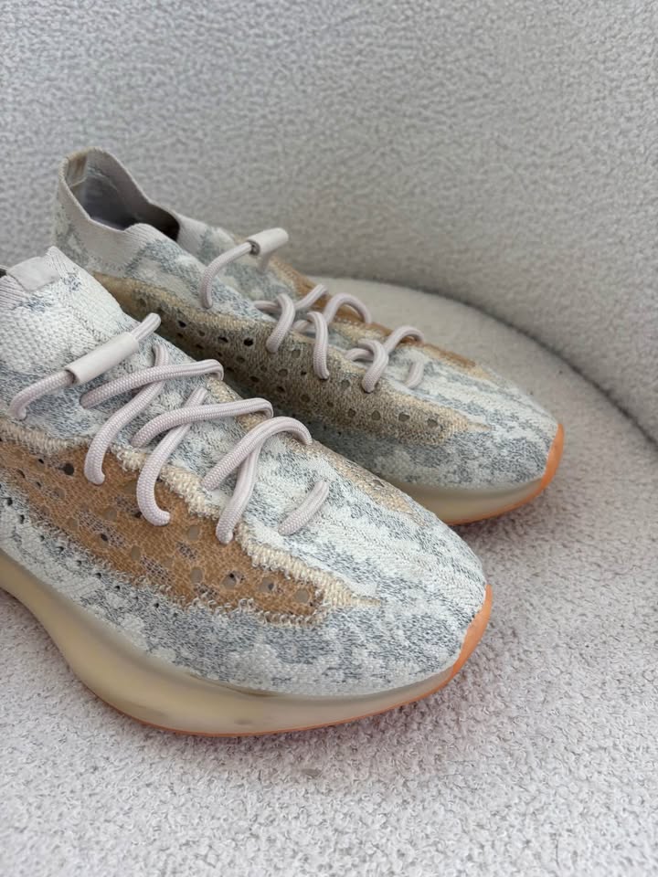 Yeezy Runners - size 40.5