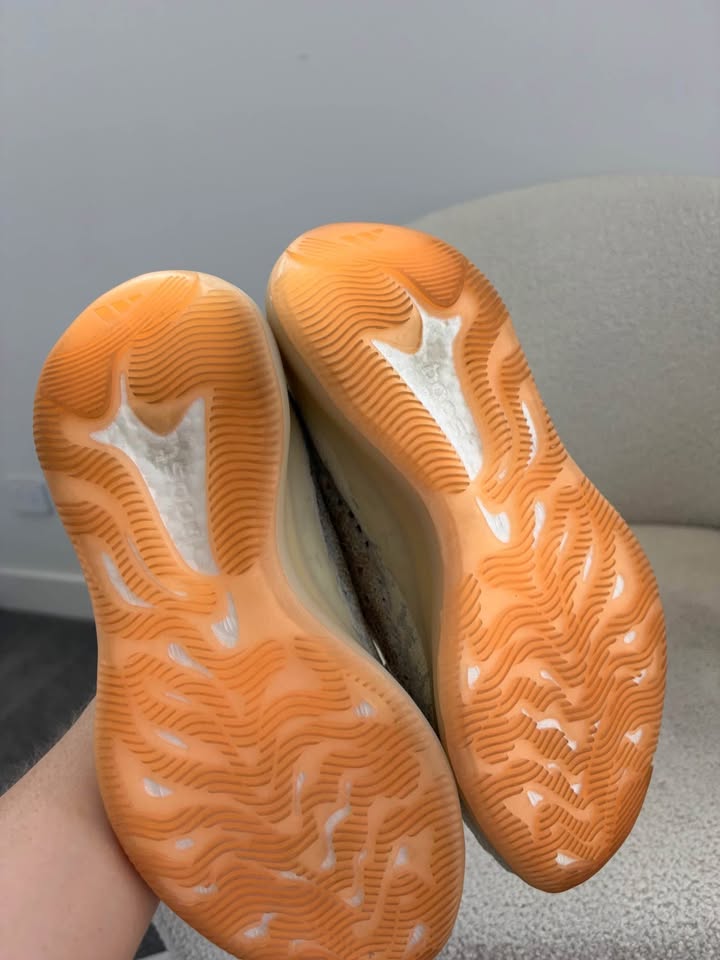 Yeezy Runners - size 40.5
