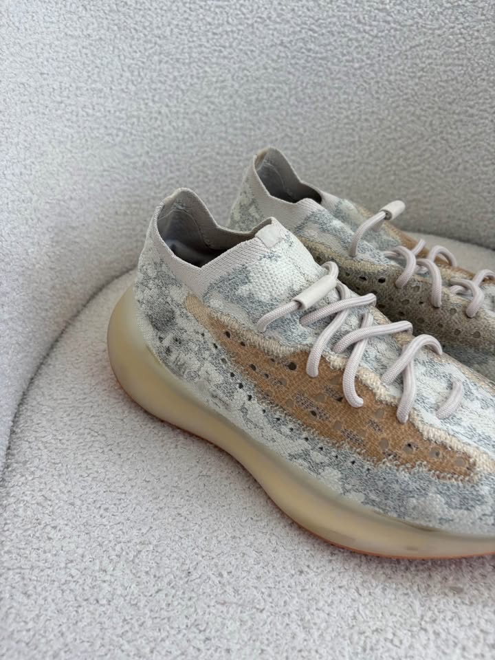 Yeezy Runners - size 40.5