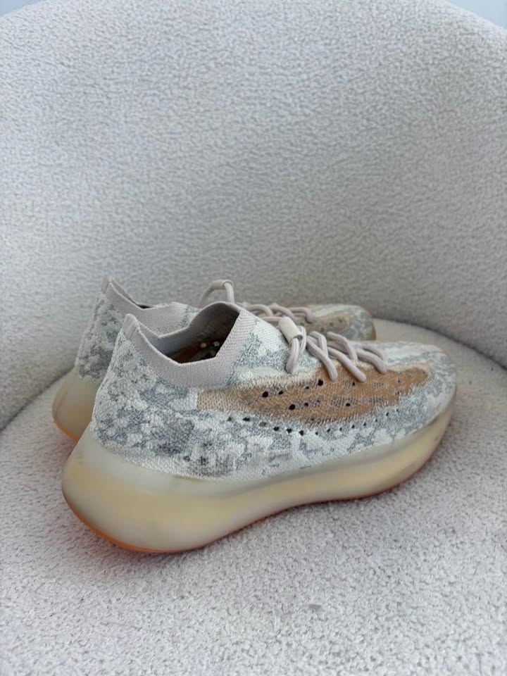 Yeezy Runners - size 40.5