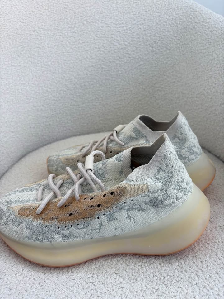 Yeezy Runners - size 40.5