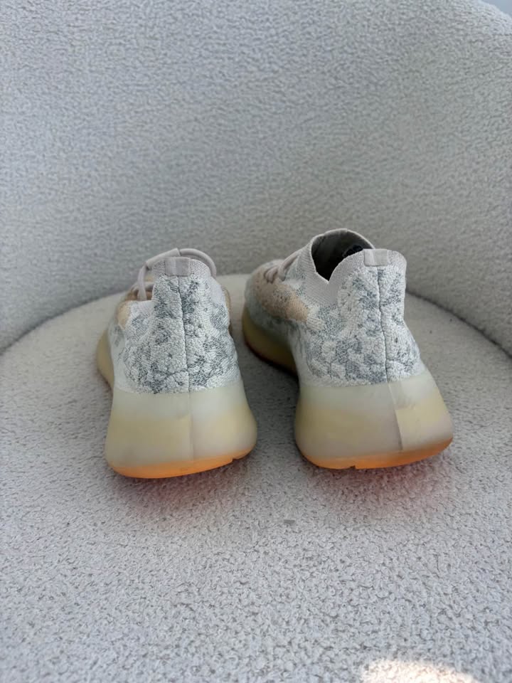 Yeezy Runners - size 40.5