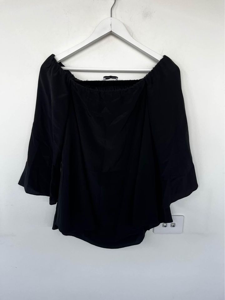 Scanlan Theodore Off Shoulder Top - size 8