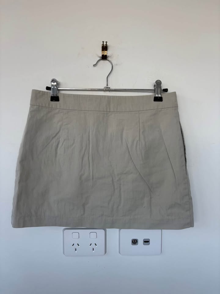 Henne Mini Skirt - size 8