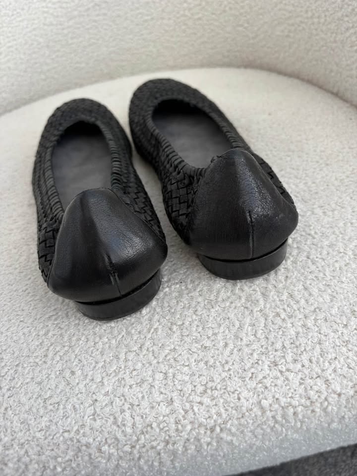 Stuart Weitzman Flats - size 8.5
