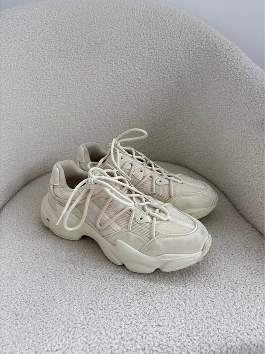 Aje Athletica Runners - size 40