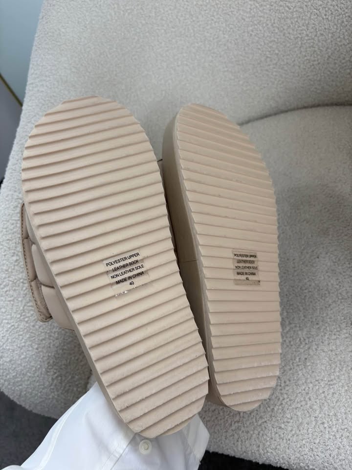 HENNE Slides Brand New - size 40