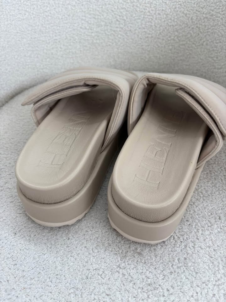 HENNE Slides Brand New - size 40