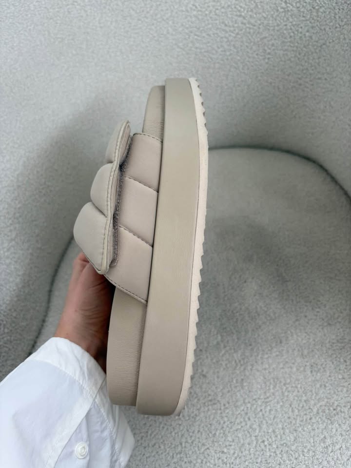 HENNE Slides Brand New - size 40