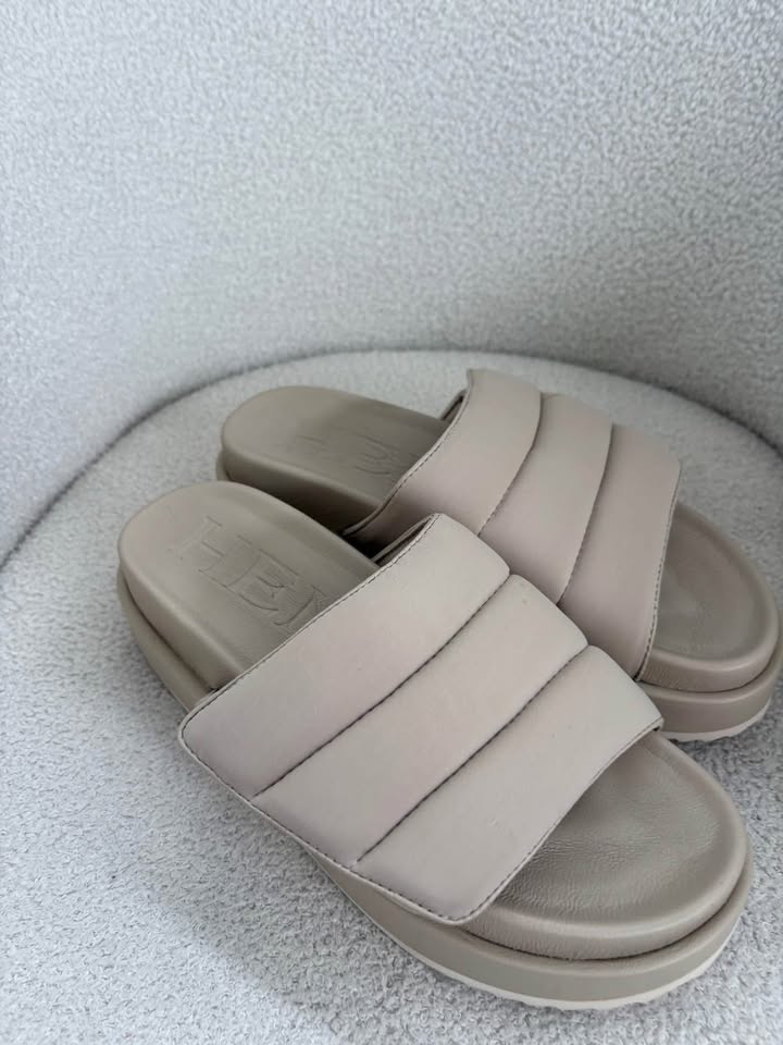 HENNE Slides Brand New - size 40