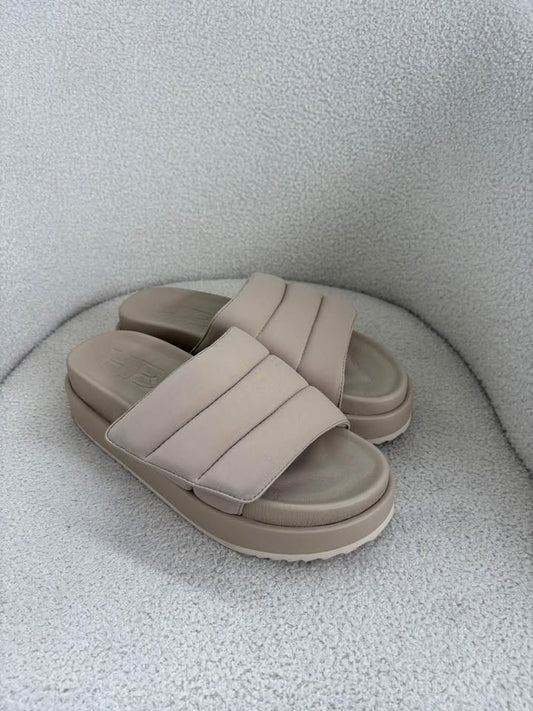 HENNE Slides Brand New - size 40