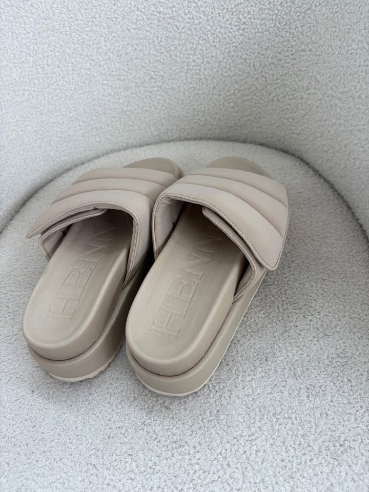 HENNE Slides Brand New - size 40