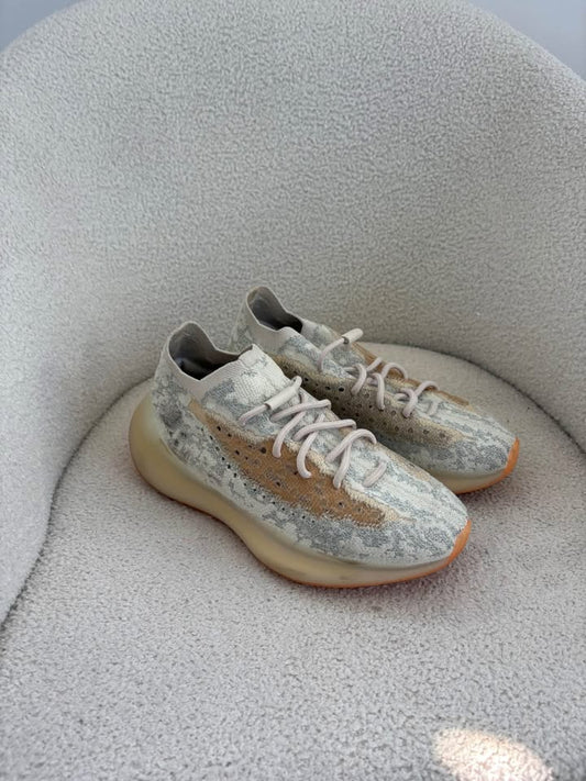 Yeezy Runners - size 40.5