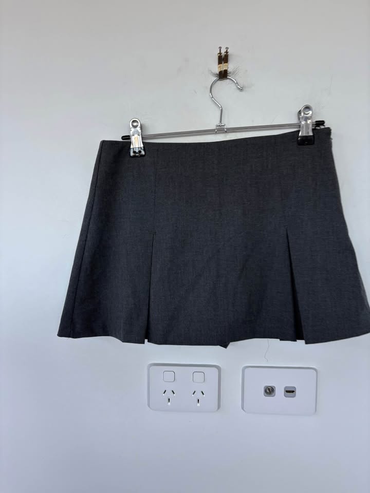 Perfect Stranger Skort - size 6 BNWT