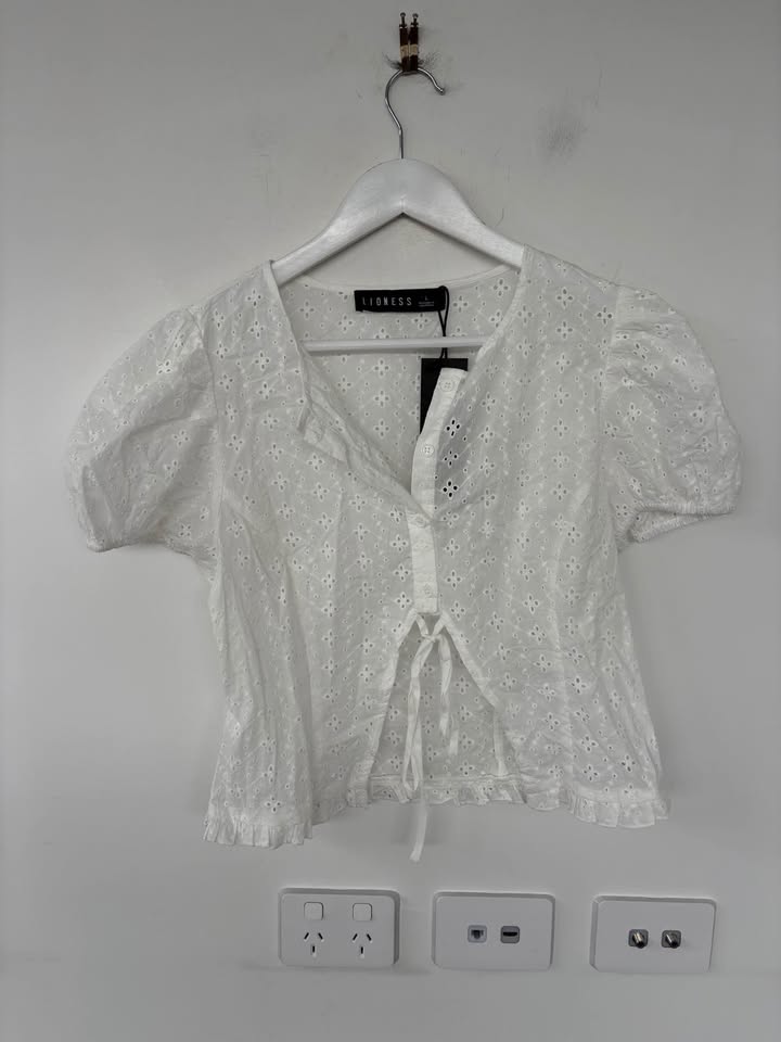 Lioness Top - size large BNWT
