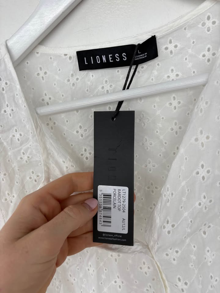 Lioness Top - size large BNWT