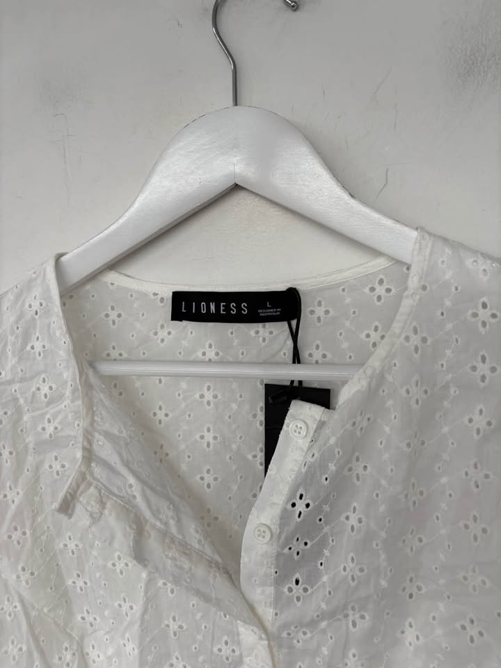 Lioness Top - size large BNWT