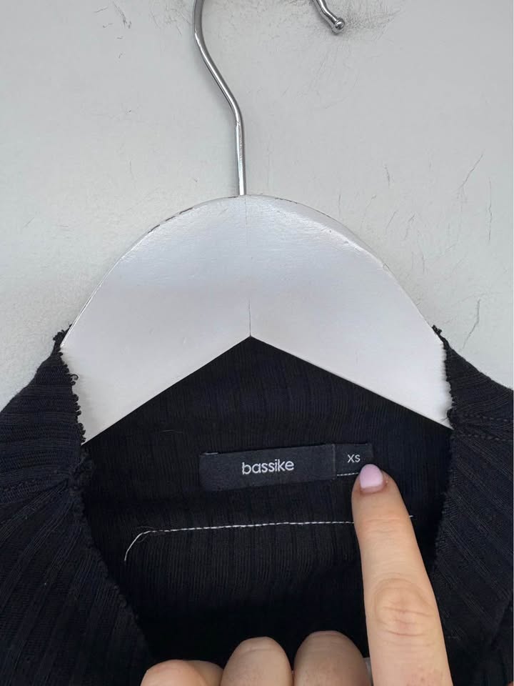 Bassike Top - size xs