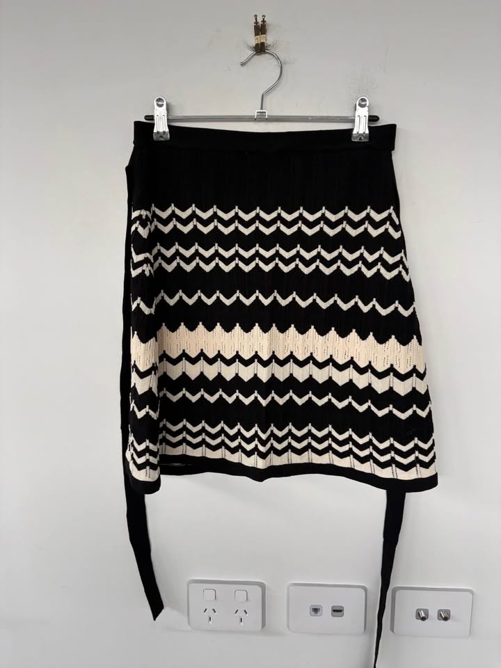 Onte Wrap Skirt - size small BNWT