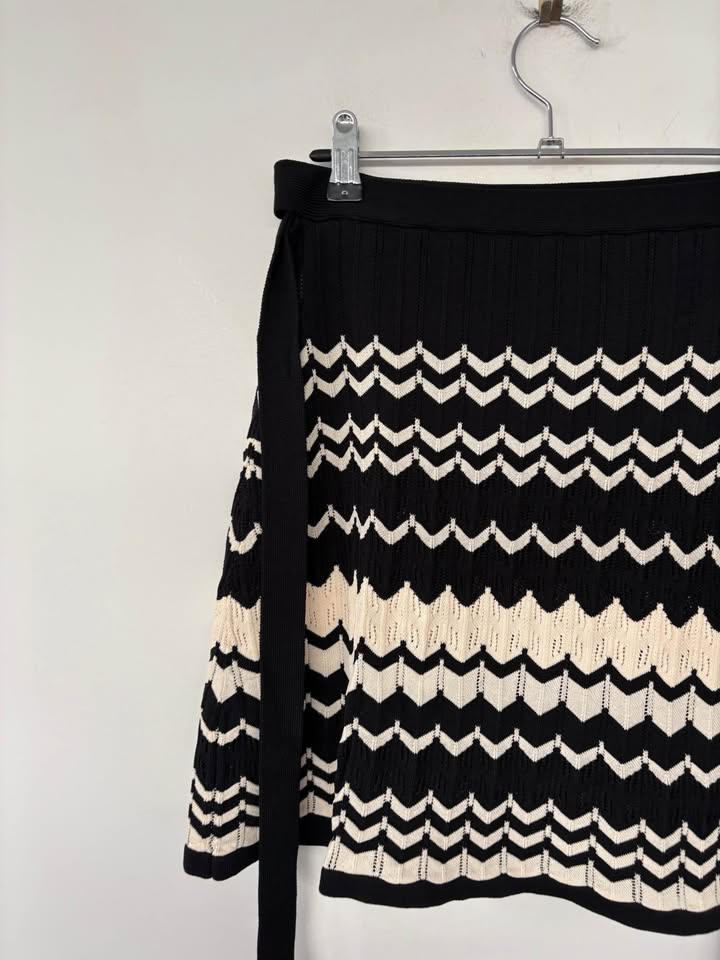 Onte Wrap Skirt - size small BNWT