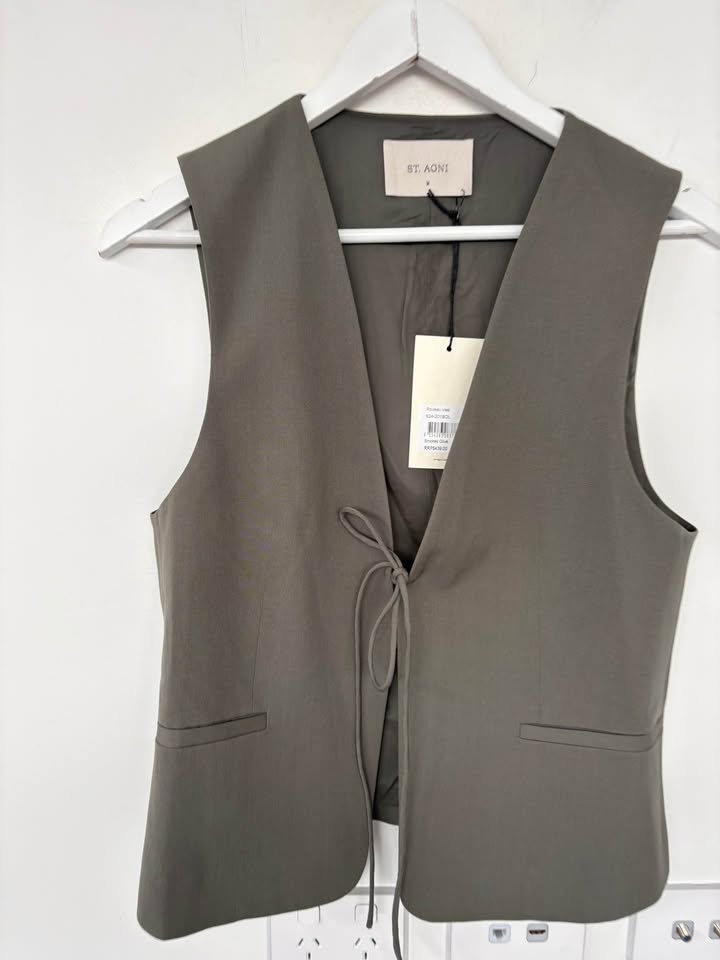 St Agni Vest - size medium BNWT