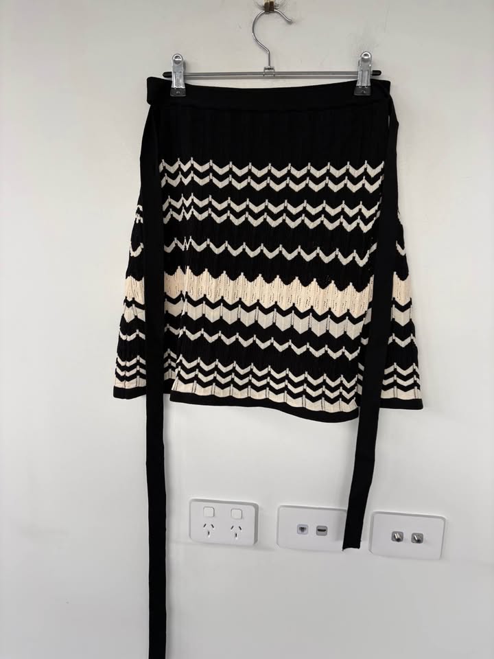 Onte Wrap Skirt - size small BNWT