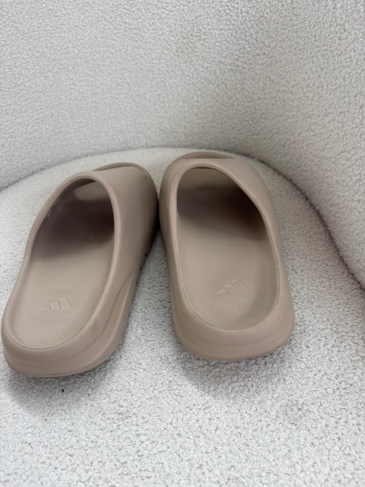 Yeezy Slides - size 40