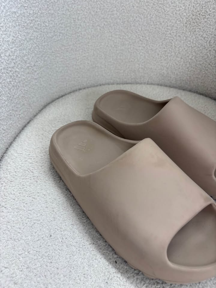 Yeezy Slides - size 40