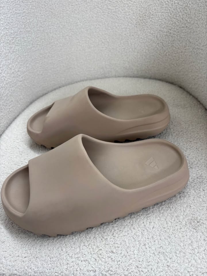 Yeezy Slides - size 40