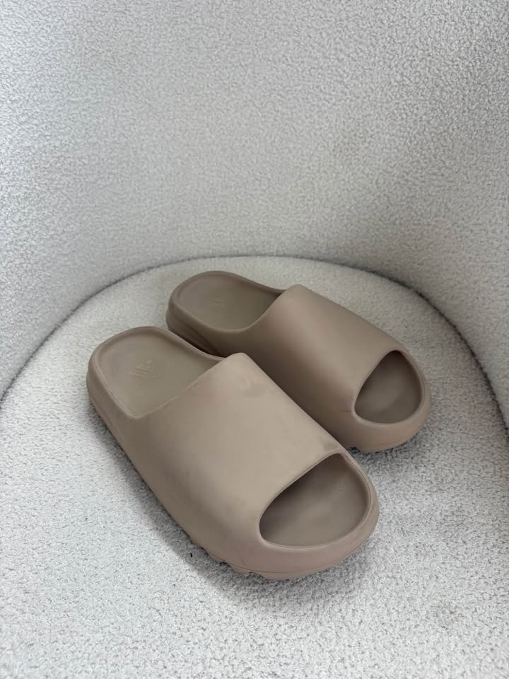 Yeezy Slides - size 40