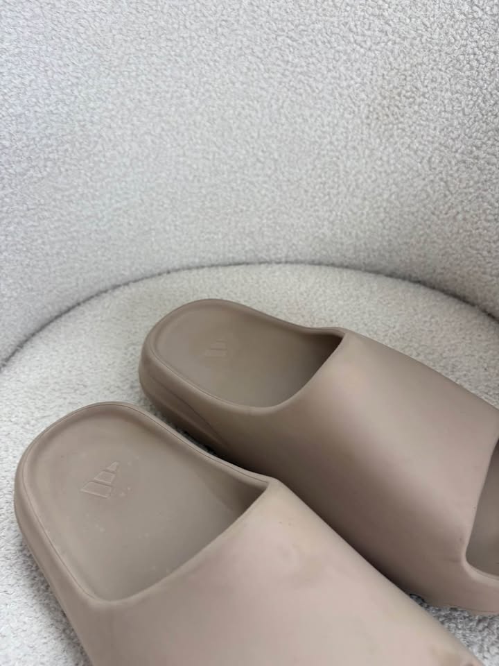 Yeezy Slides - size 40