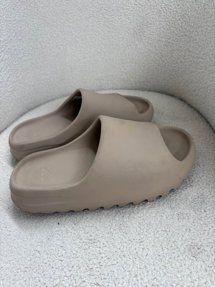 Yeezy Slides - size 40