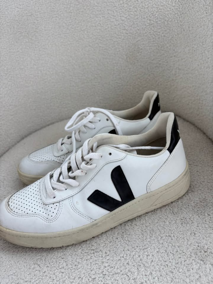 Veja Runners - size 40