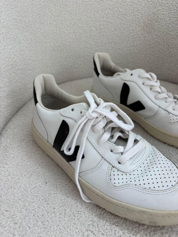 Veja Runners - size 40
