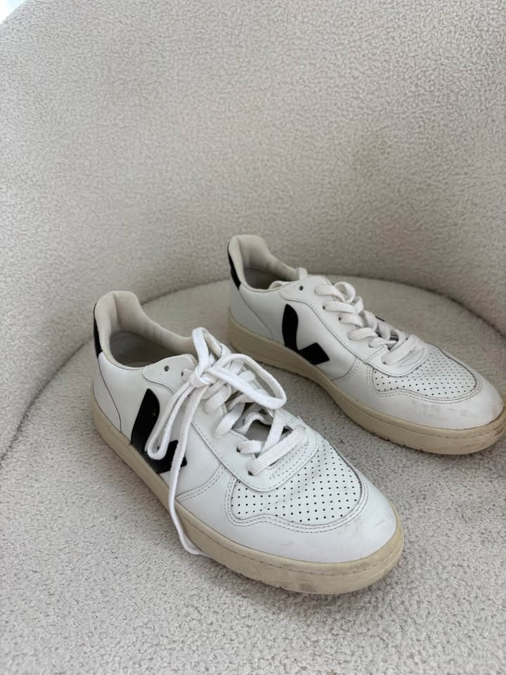 Veja Runners - size 40
