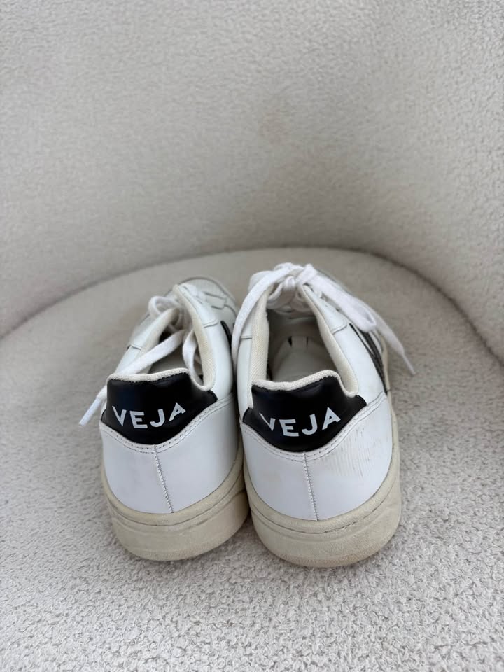 Veja Runners - size 40