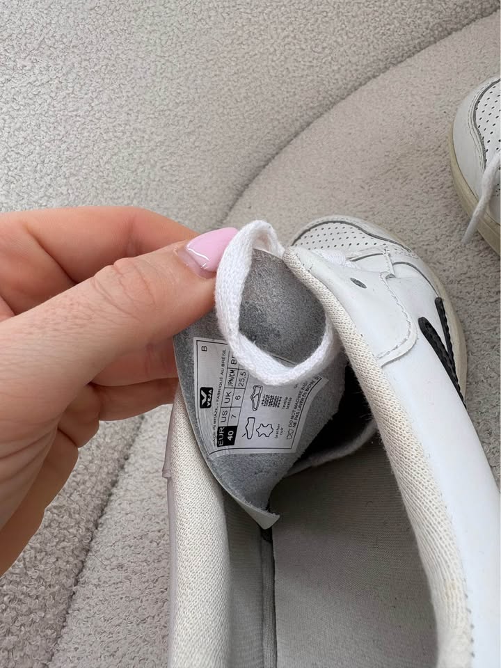 Veja Runners - size 40